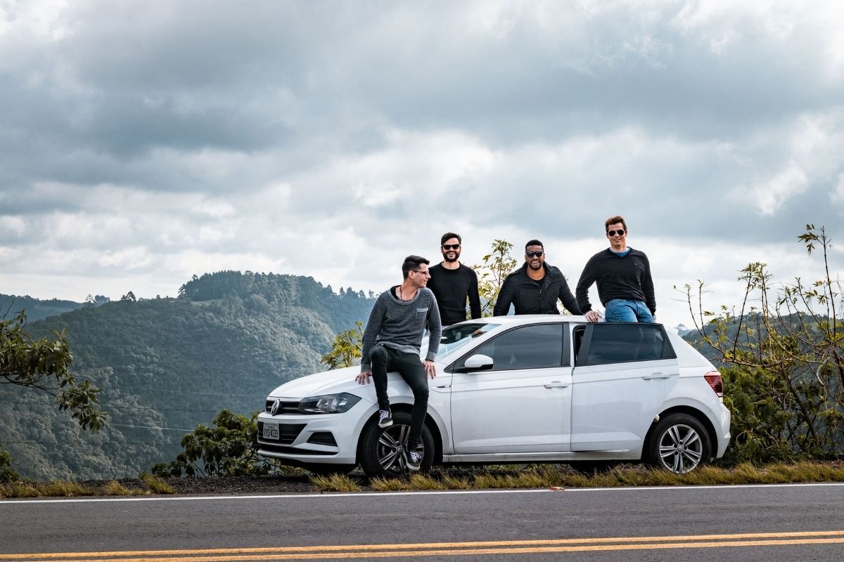 grupo de amigos viajando de carro para Cachoeiro do Itapemirim